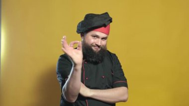 sarı bir arka planda siyah bir takım elbise pişirin