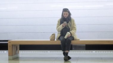 Metroda hızlı yemek yeme kadın