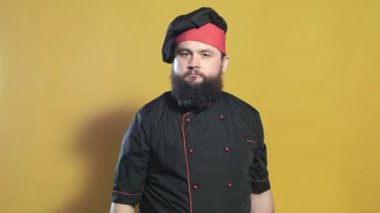 sarı bir arka planda siyah bir takım elbise pişirin