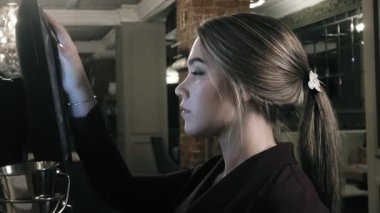 Garson bir restoranda bir dokunmatik ekran kullanma