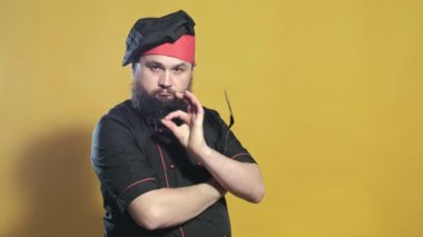 sarı bir arka planda siyah bir takım elbise pişirin