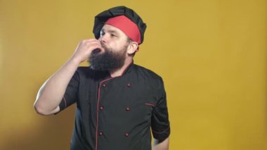 sarı bir arka planda siyah bir takım elbise pişirin