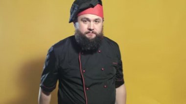 sarı bir arka planda siyah bir takım elbise pişirin