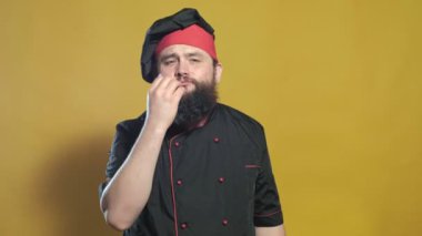 sarı bir arka planda siyah bir takım elbise pişirin