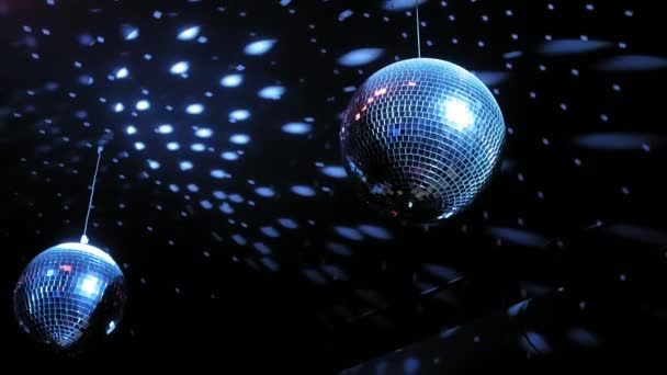 Цветной свет диско зеркальный шар в темной комнате — стоковое видео