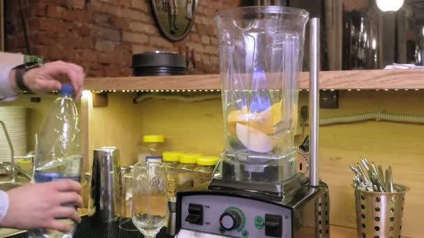 Fazendo um cocktail de frutas em um liquidificador — Vídeo de Stock