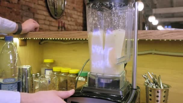 Fazendo um cocktail de frutas em um liquidificador — Vídeo de Stock