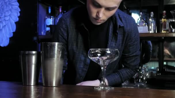 Het maken van een alcoholische cocktail aan de bar — Stockvideo