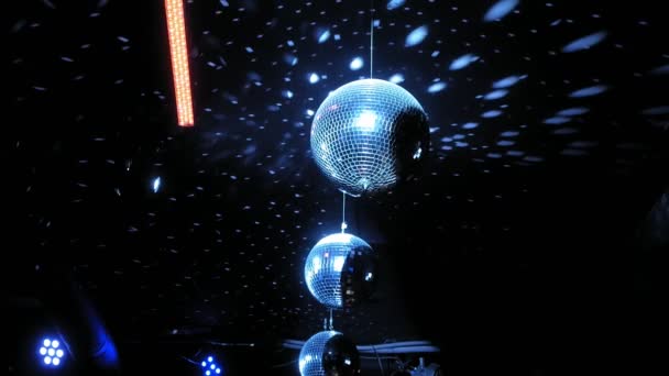 Colore illuminazione discoteca specchio palla in camera oscura — Video Stock