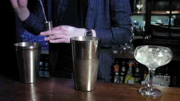 Making an alcoholic cocktail at the bar — Stock Video