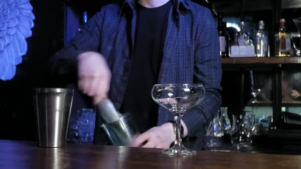 Making an alcoholic cocktail at the bar — Stock Video