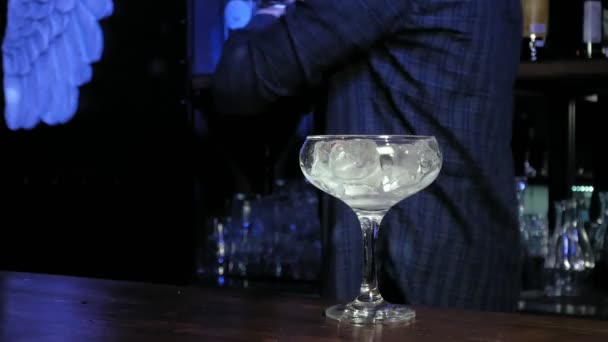 Делать алкогольный коктейль в баре — стоковое видео