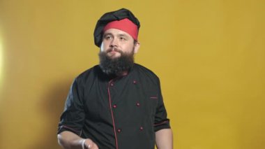 sarı bir arka planda siyah bir takım elbise pişirin