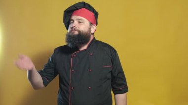 sarı bir arka planda siyah bir takım elbise pişirin