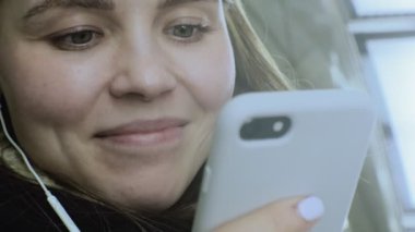 Kadın akıllı telefon, web sörf kullanır