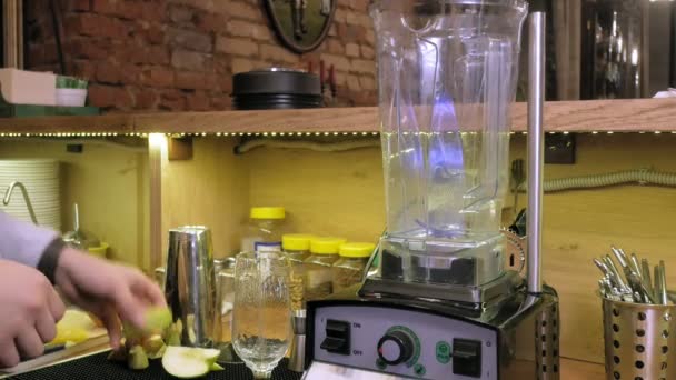 Het maken van een fruit cocktail in een blender — Stockvideo