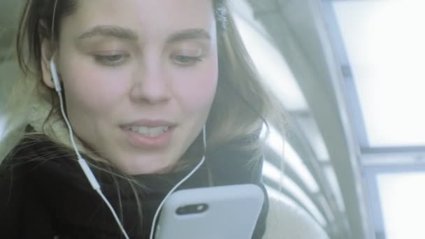 Vrouw maakt gebruik van smartphone, surfen op het web — Stockvideo