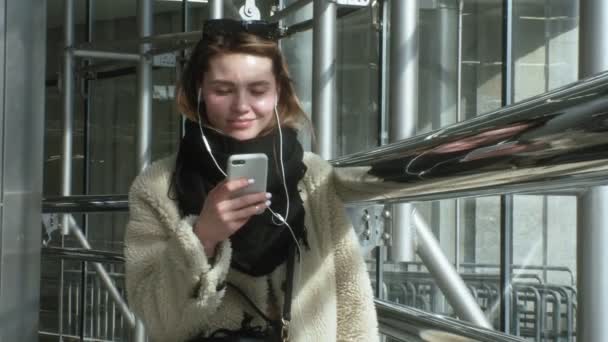 Женщина пользуется телефоном — стоковое видео