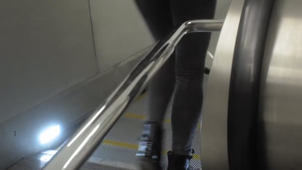 Condução de escadas, metro, aeroporto, shopping center — Vídeo de Stock