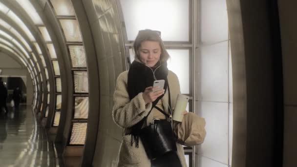 Femme utilise smartphone, surf web — Video