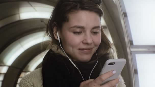 妇女使用智能手机, 网上冲浪 — 图库视频影像