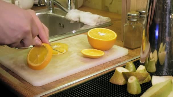 Face un cocktail de fructe într-un blender — Videoclip de stoc