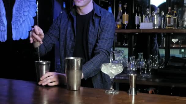 Préparer un cocktail alcoolisé au bar — Video