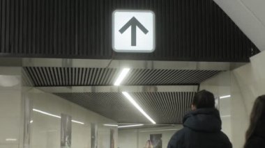 Alt geçit, metro, tünel, yön işaretleri