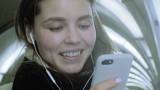 Femme utilise smartphone, surf web — Video