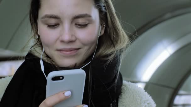 Mujer utiliza el teléfono inteligente, navegación web — Vídeos de Stock