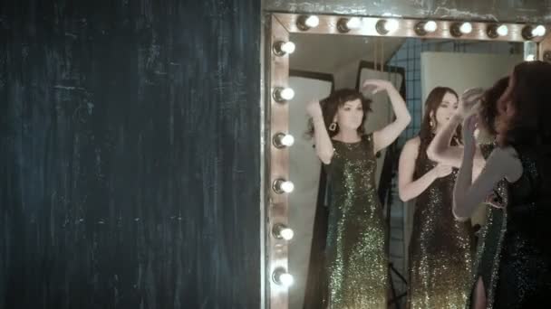 Актриса перед дзеркалом — стокове відео