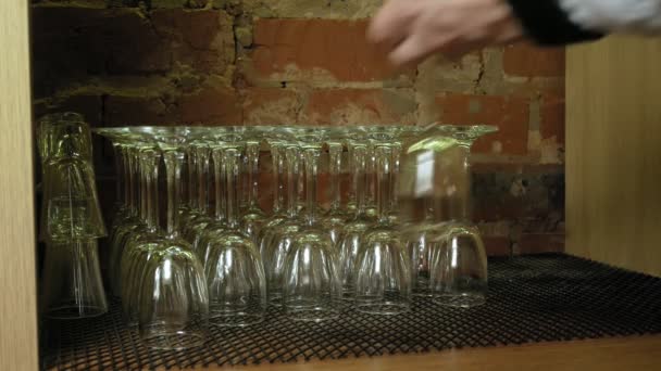 Glazen op de bar — Stockvideo