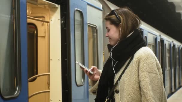 Жінка чекає на поїзд у метро — стокове відео