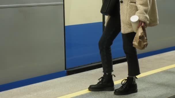 Женщина ждет поезд в метро. — стоковое видео