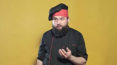 sarı bir arka planda siyah bir takım elbise pişirin