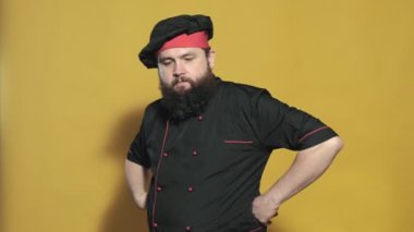 sarı bir arka planda siyah bir takım elbise pişirin