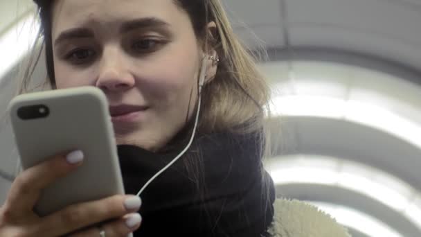 Γυναίκα χρησιμοποιεί smartphone, σέρφινγκ στο διαδίκτυο — Αρχείο Βίντεο