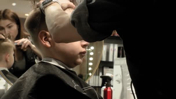 Parrucchiere, bambini e uomini tagli di capelli — Video Stock
