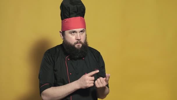 Cozinhe em um terno preto em um fundo amarelo — Vídeo de Stock