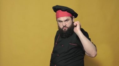 sarı bir arka planda siyah bir takım elbise pişirin