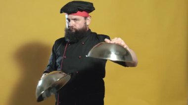 sarı bir arka planda siyah bir takım elbise pişirin