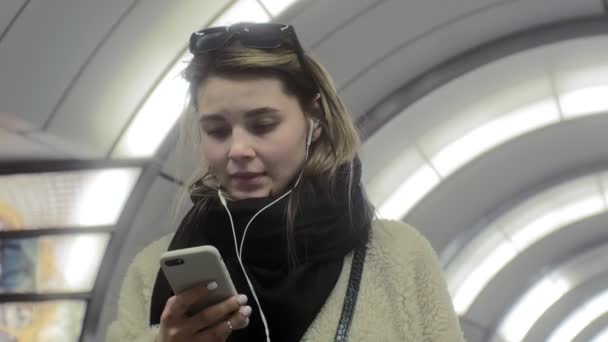 Mulher usa smartphone, web surf — Vídeo de Stock