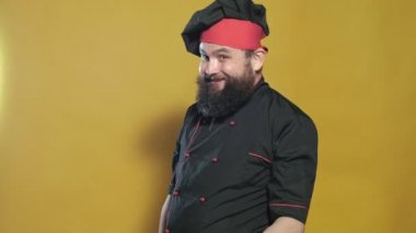 sarı bir arka planda siyah bir takım elbise pişirin
