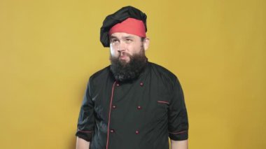 sarı bir arka planda siyah bir takım elbise pişirin