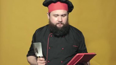 sarı bir arka planda siyah bir takım elbise pişirin