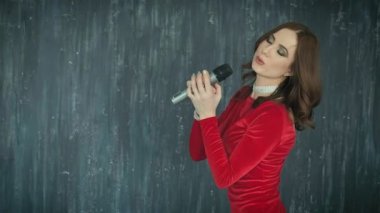 şarkıcı mikrofon ile sahnede