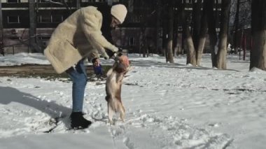 kadın ile köpek yürüyüş