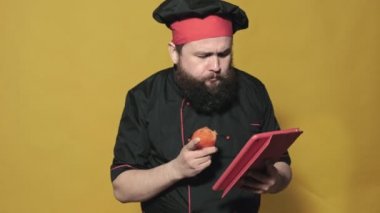 sarı bir arka planda siyah bir takım elbise pişirin