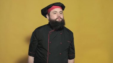 sarı bir arka planda siyah bir takım elbise pişirin