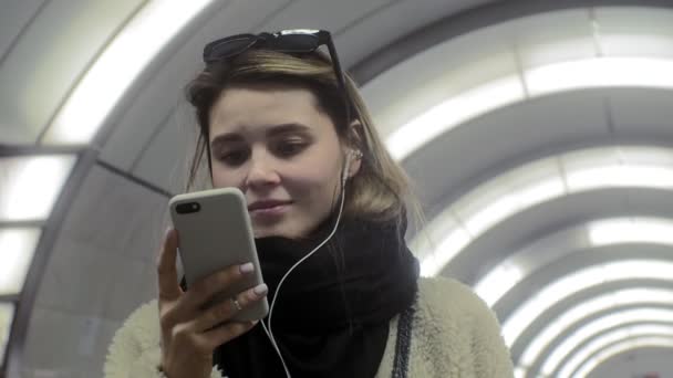Kvinna använder smartphone, webbsurfning — Stockvideo
